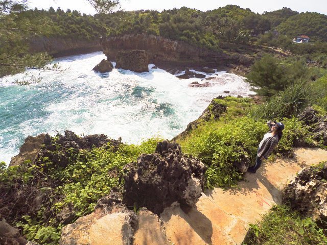 Lokasi dari Pantai Buron ini persis berada di sebelah Pantai Gesing! via @singmetosleepy