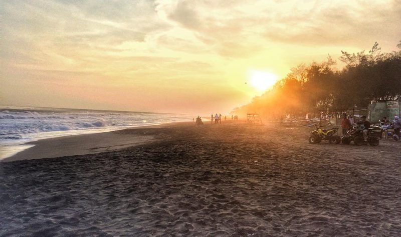 Menikmati Wisata Kuliner Seafood di Pantai Baru Kuwaru yang Teduh! via @_budiwaluyo