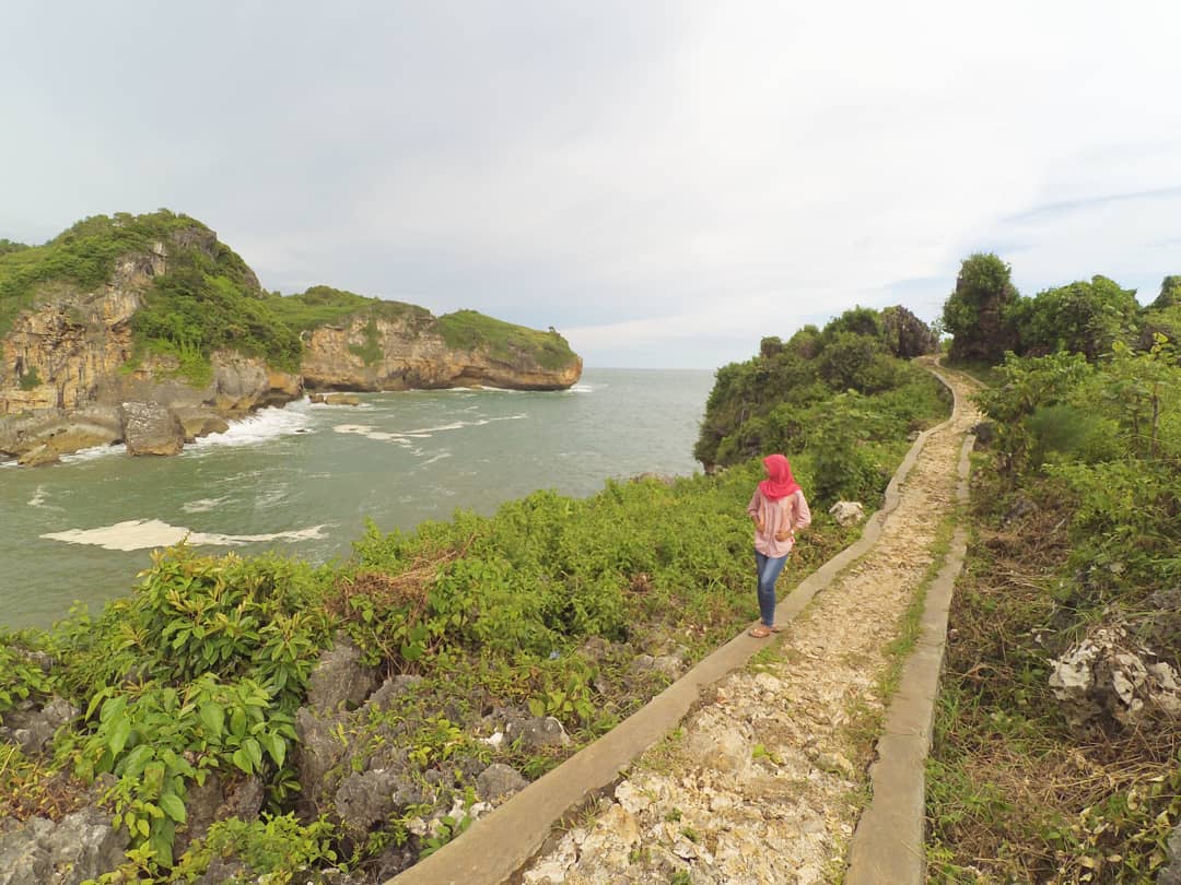 Pantai Buron, Pantai Nelayan Sekaligus Obyek Wisata Gunungkidul. via @anis.lily