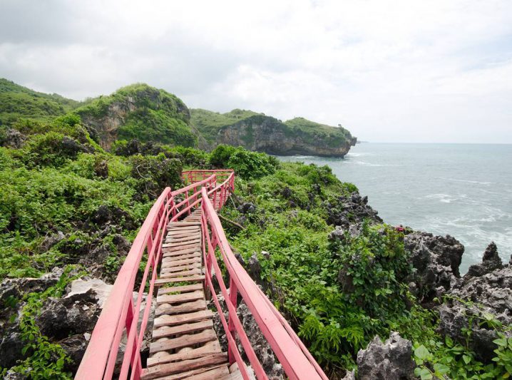 Pantai Buron yang bertebing karang lokasi yang cocok untuk Rock fishing. via @forlann_