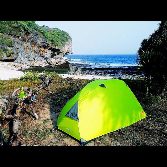 Pantai Kayu Arum cocok untuk kamu yang suka trekking di alam! via @tunggul_gumelar