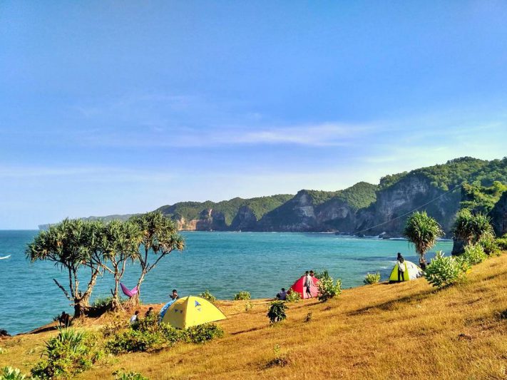 Pantai Kesirat ini adalah salah satu pantai terbaik untuk camping dan piknik di Jogja! @pink_traveler