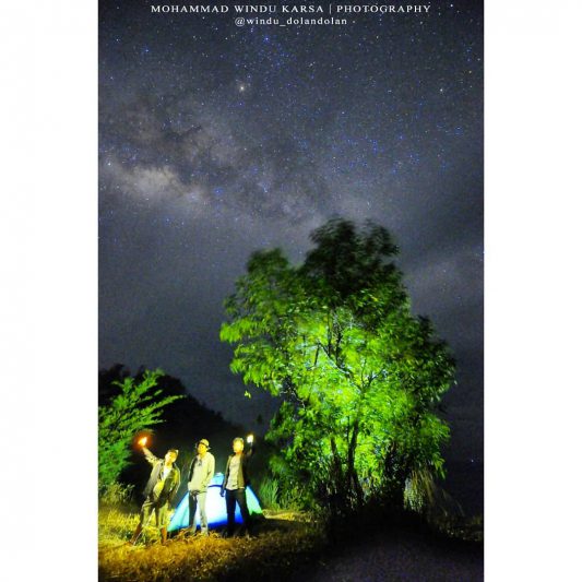 Pantai Kobra ini juga cocok untuk camping dan berburu milkiway seperti ini! @windu_dolandolan