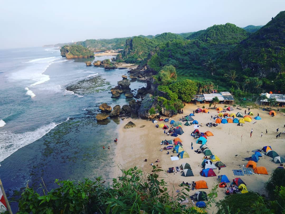 Pantai Ngrumput, Pantai yang Wajib Dicoba Bagi yang Suka Camping! via @suga7098