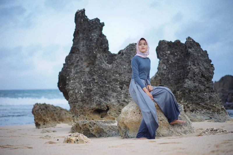 Pantai ini memang agak mirip dengan Pantai Mbirit dan Pantai Butuh, dikelilingi dengan karang! via @romeography