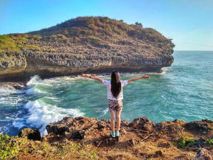 Pantai ini memang tidak punya pasir putih, tapi punya daya tarik tersendiri untuk pengunjungnya! via @akuruzdy