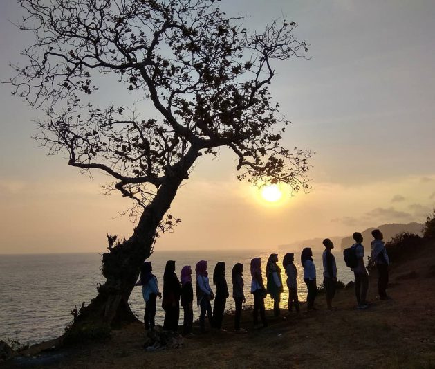 Sebaiknya berkunjung ke pantai ini beramai-ramai bersama teman! via @sewamobil_jogja