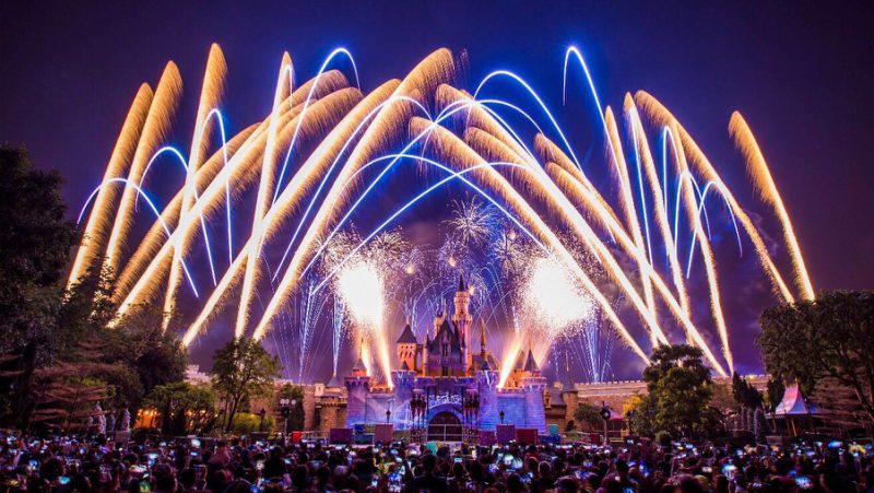 Hong Kong Disneyland adalah sebuah theme park yang selalu menjadi tujuan liburan ke Hong Kong paling favorit! via instagram @hkdisneyland