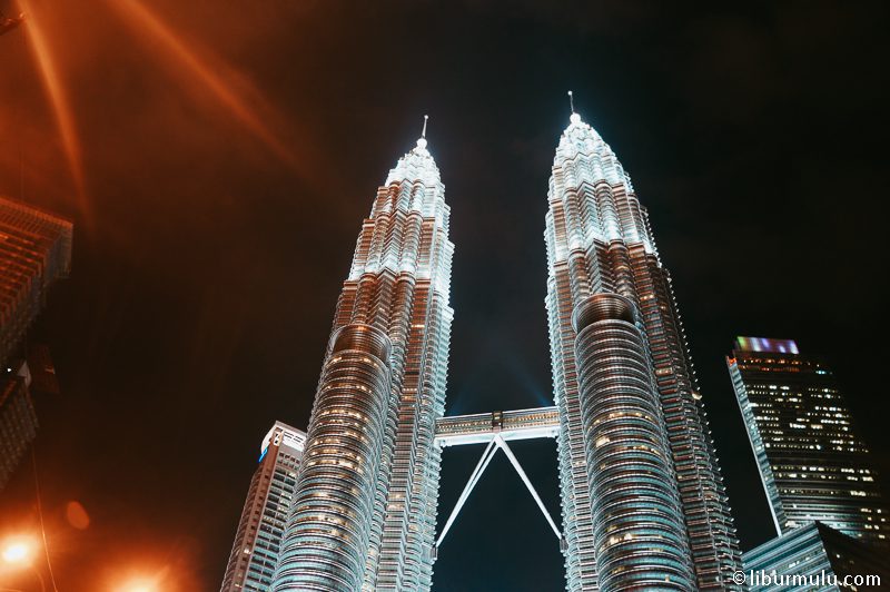 Menara Kembar Petronas adalah tempat wisata Kuala Lumpur paling populer!