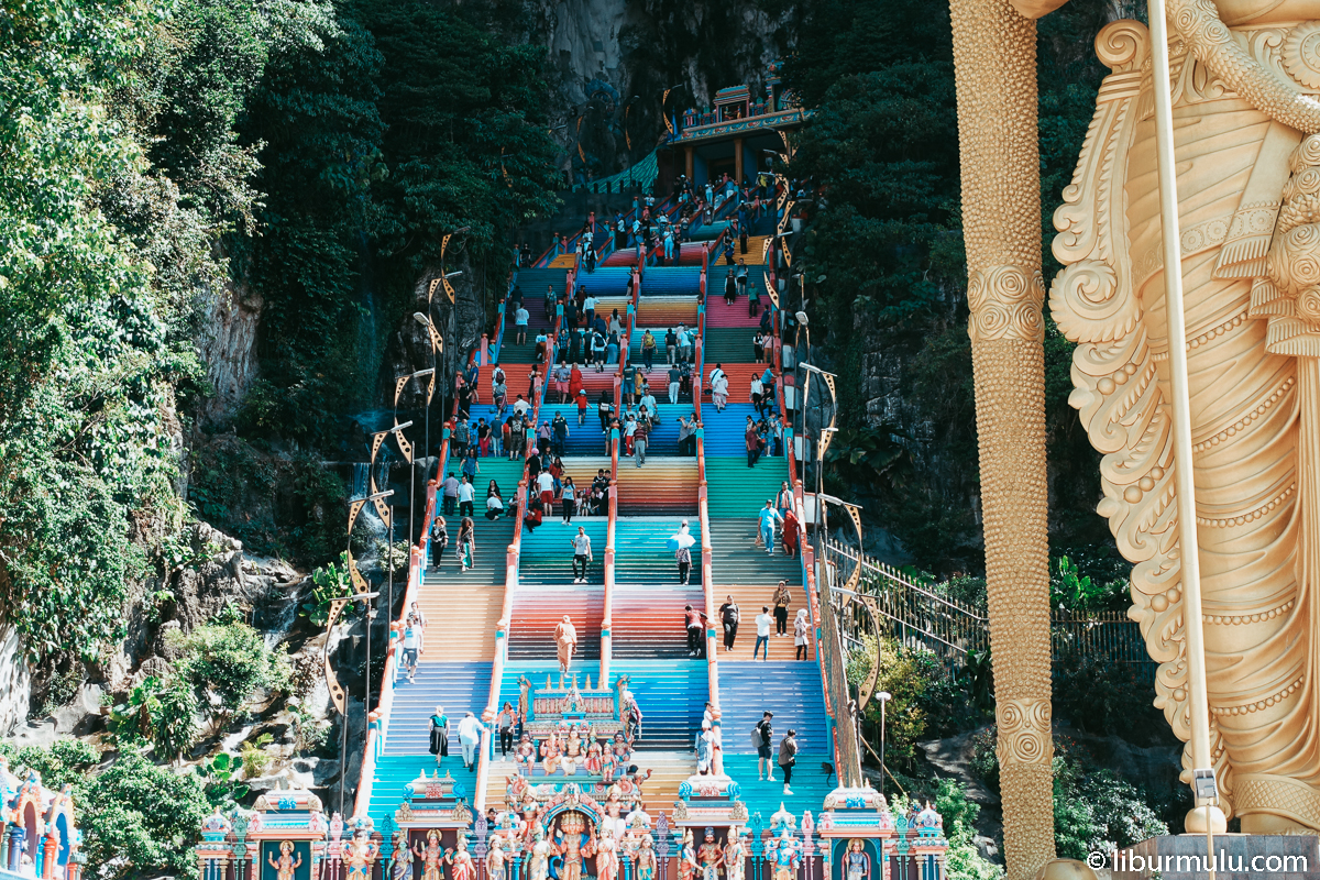 Batu Caves ini setiap harinya selalu ramai dengan pengunjung.