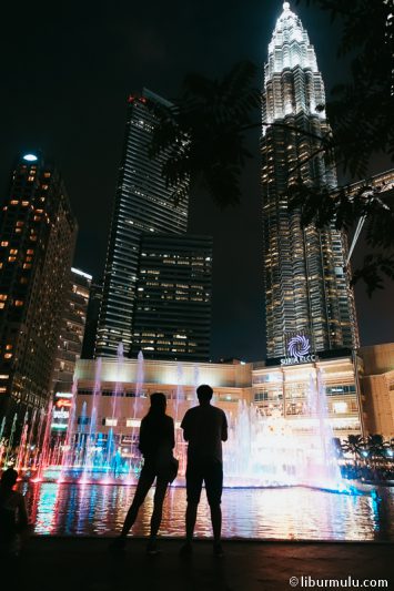 Ketika Malam Hari, pertunjukan air mancur di belakang Suria KLCC Mall sangat memukau.