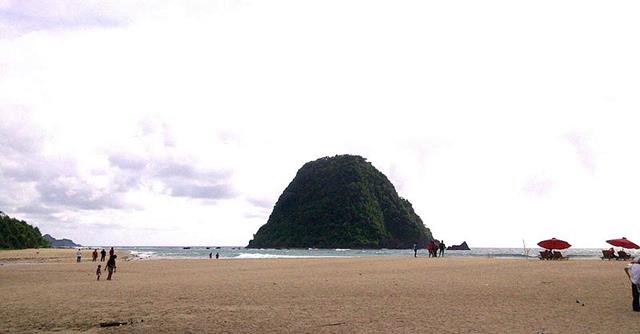 Bersantai layaknya turis di Pantau Pulo Merah, salah satu pantai di Banyuwangi yang keren ini asik kok.