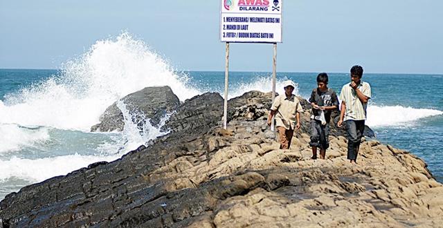 Ombak Pantai Watu Ulo yang lumayan kencang, arus berhati - hati bermain di pantai ini.