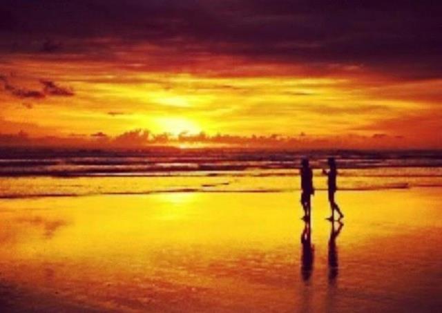 Pantai Paseban, salah satu pantai di Jember yang terlihat menawan yang menawan menjelang matahari terbenam.