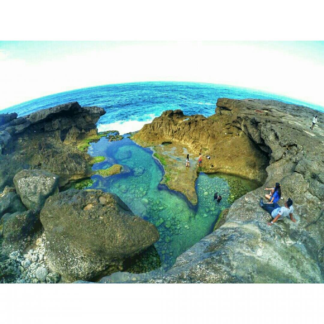 Kalau Nusa Penida Di Bali Punya Kolam Renang Alami Angel’s Billabong, Tulungagung Juga Punya Pantai Kedung Tumpang Dengan Kolam Alaminya Yang Enggak Kalah Cakep!