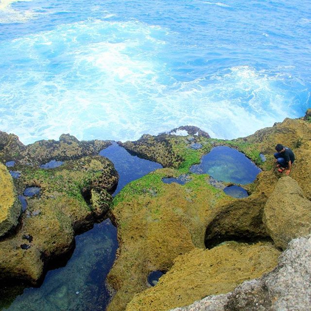 Kalau Nusa Penida Di Bali Punya Kolam Renang Alami Angel’s Billabong, Tulungagung Juga Punya Pantai Kedung Tumpang Dengan Kolam Alaminya Yang Enggak Kalah Cakep!