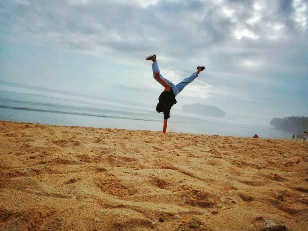 Siapapun Pasti Suka Ke Pantai Sundak