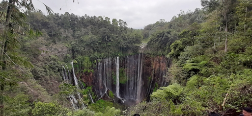 Pemandangan Air Terjun Tumpak Sewu dari atas
