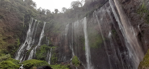 Pemandangan dari bawah Air Terjun Tumpak Sewu