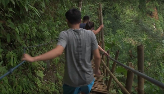 Suasana trekking menuju bawah air terjun