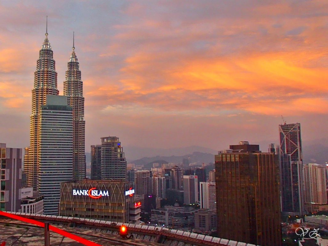 Heli Lounge Bar ini adalah Tempat Sempurna Menikmati Sunset View Kuala Lumpur Secara 360 Derajat!