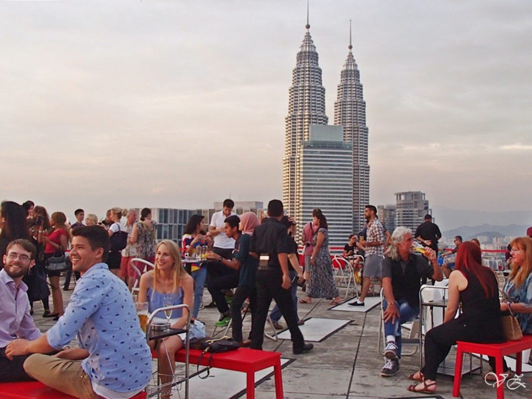 Heli Lounge buka dari jam 5 sore dan kalian bisa naik ke Helipad Bar pada jam 6 sore.