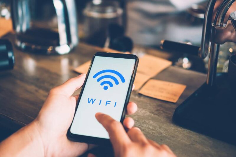 Saat pergi liburan ke Jepang, terhubung dengan internet menggunakan Router WiFi atau SIM Card bisa sangat bermanfaat. Saat pergi liburan ke Jepang, terhubung dengan internet menggunakan Router WiFi atau SIM Card bisa sangat bermanfaat.