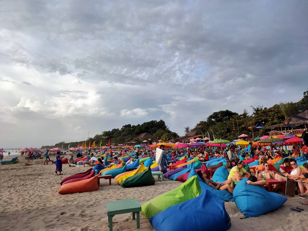 Bersantai Sambil Duduk Di Bean Bag Adalah Salah Satu Daya Tarik Wisata Pantai Double Six Bali Bersantai Sambil Duduk Di Bean Bag Adalah Salah Satu Daya Tarik Wisata Pantai Double Six Bali