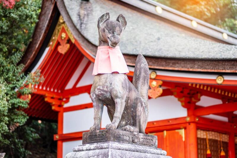 Patung Rubah Menghiasi Kuil Fushimi Inari Taisha Ini Patung Rubah Menghiasi Kuil Fushimi Inari Taisha Ini