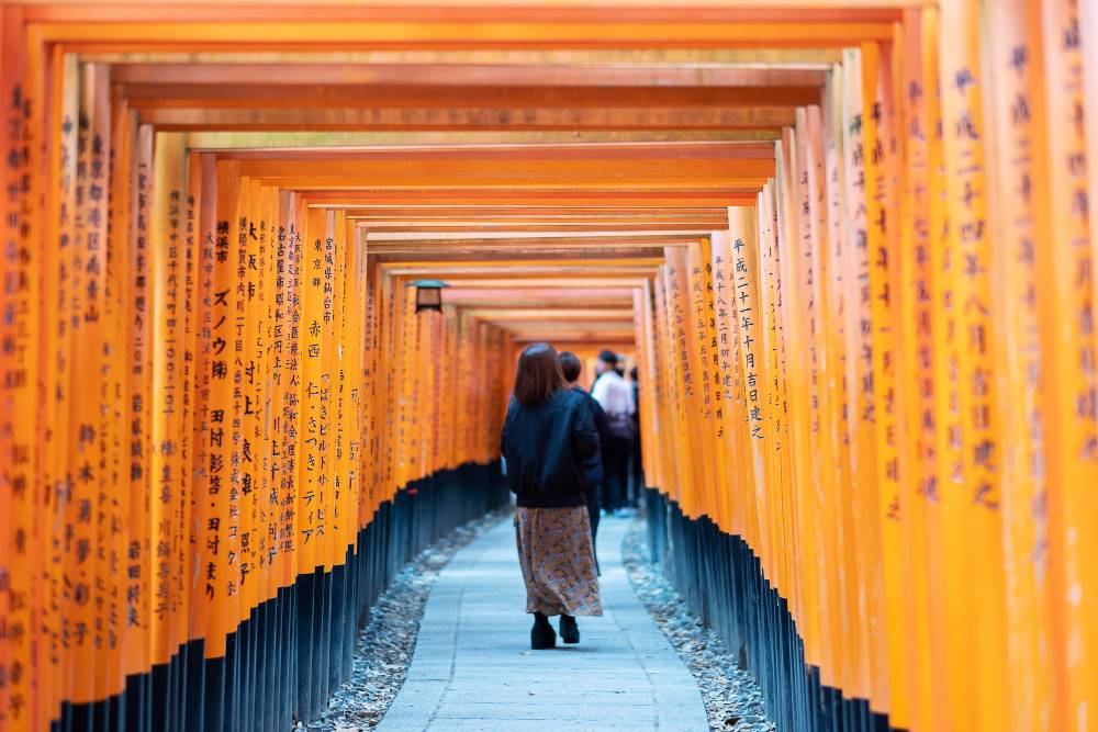 Pesona Fushimi Inari Taisha Gerbang Oranye Estetik di Kyoto