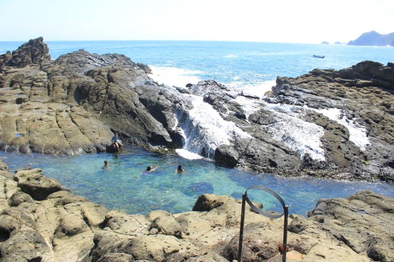 Pantai Wediombo memiliki daya tarik berupa kolam alami yang terbentuk dari batu-batu karang. Pantai Wediombo memiliki daya tarik berupa kolam alami yang terbentuk dari batu-batu karang.