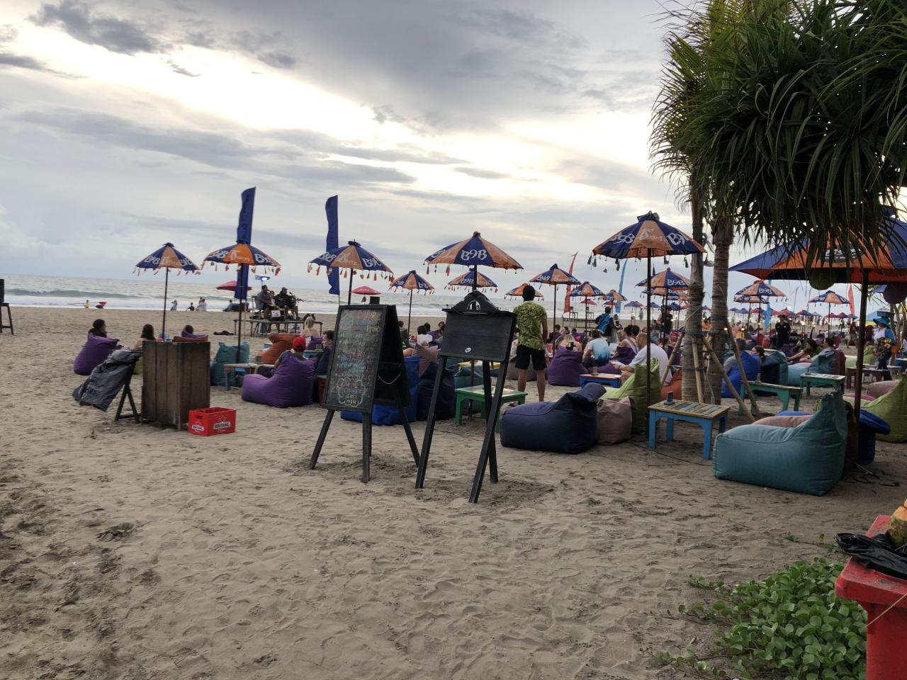 Daya Tarik Wisata Pantai Double Six Bali Daya Tarik Wisata Pantai Double Six Bali