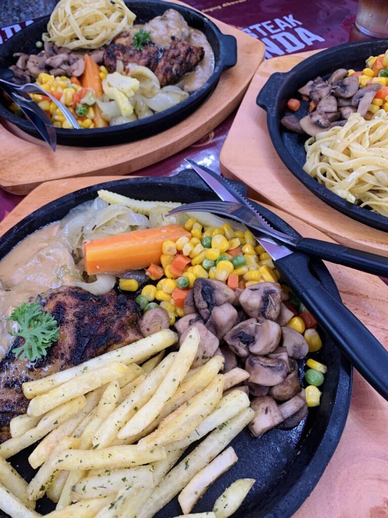 11+ Rekomendasi Makanan Enak yang Cocok Dipesan Malam Hari 11+ Rekomendasi Makanan Enak yang Cocok Dipesan Malam Hari