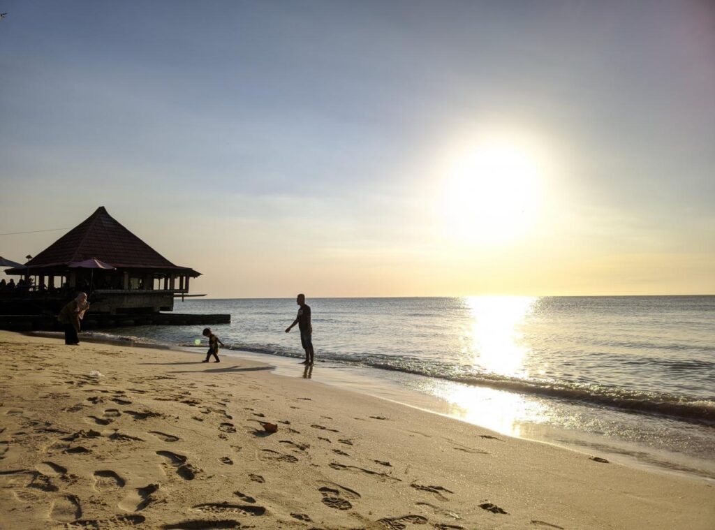 7 Wisata Pantai Jepara Paling Populer Untuk Liburan 7 Wisata Pantai Jepara Paling Populer Untuk Liburan