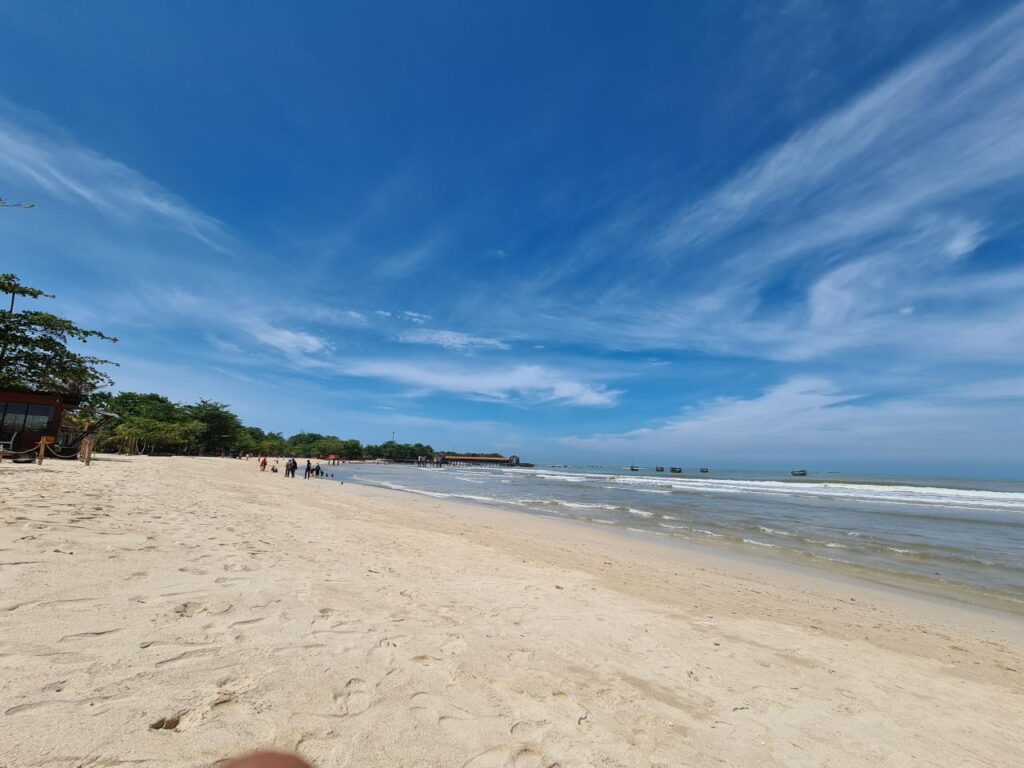 7 Wisata Pantai Jepara Paling Populer Untuk Liburan 7 Wisata Pantai Jepara Paling Populer Untuk Liburan