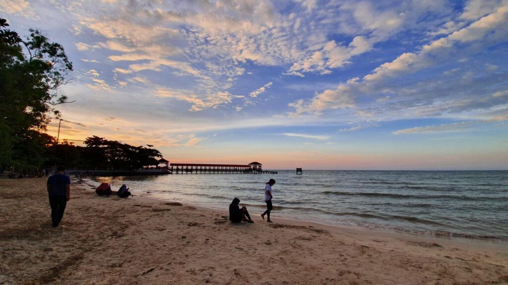 7 Wisata Pantai Jepara Paling Populer Untuk Liburan 7 Wisata Pantai Jepara Paling Populer Untuk Liburan